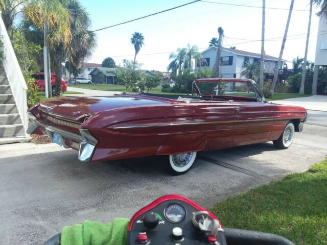 Oldsmobile Eighty-Eight 1961 image number 12