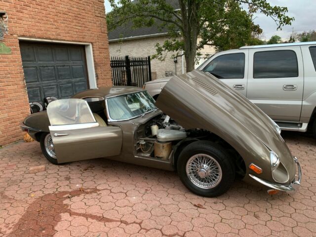 Jaguar E-Type 1969 image number 14