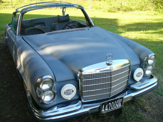 Mercedes-Benz 200-Series 1970 image number 24