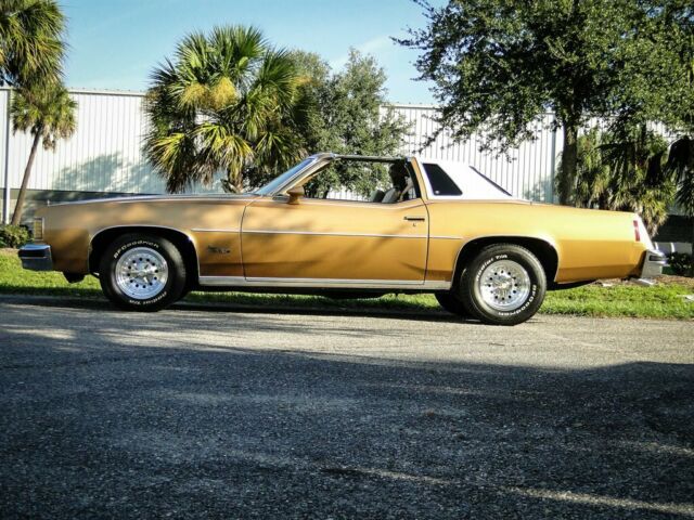 Pontiac Grand Prix 1976 image number 1