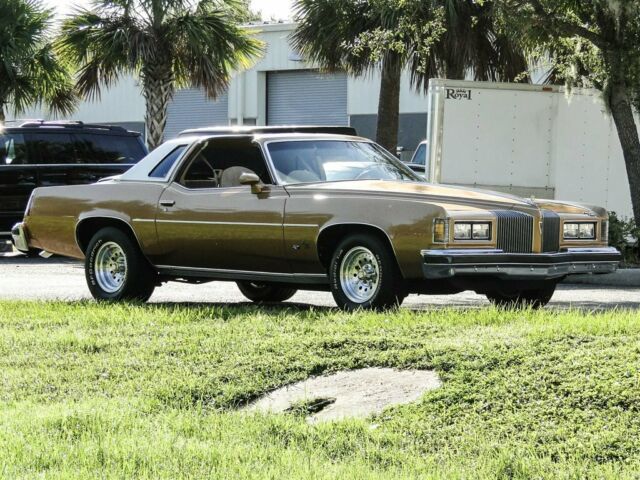 Pontiac Grand Prix 1976 image number 32