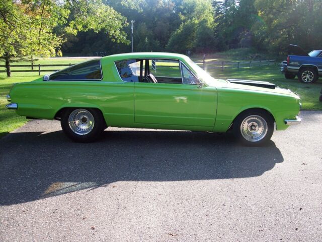 Plymouth Barracuda 1965 image number 13