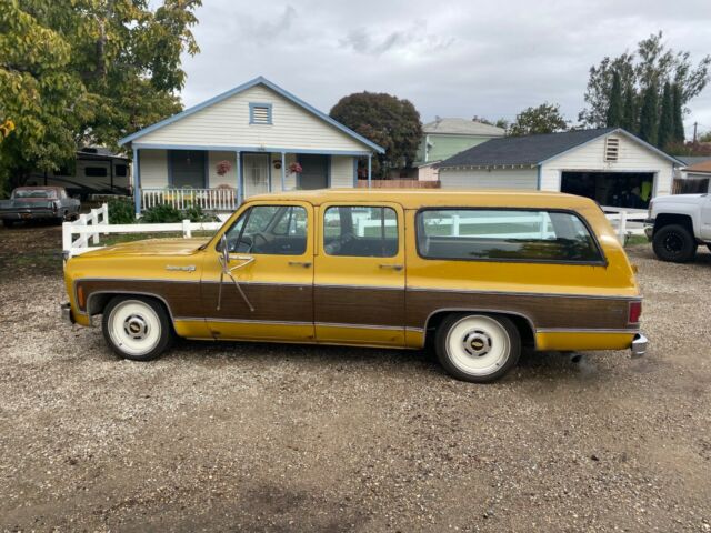 Chevrolet Suburban 1973 image number 26