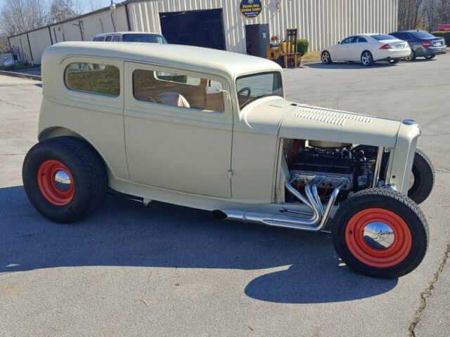 Ford Tudor Sedan 1932 image number 4