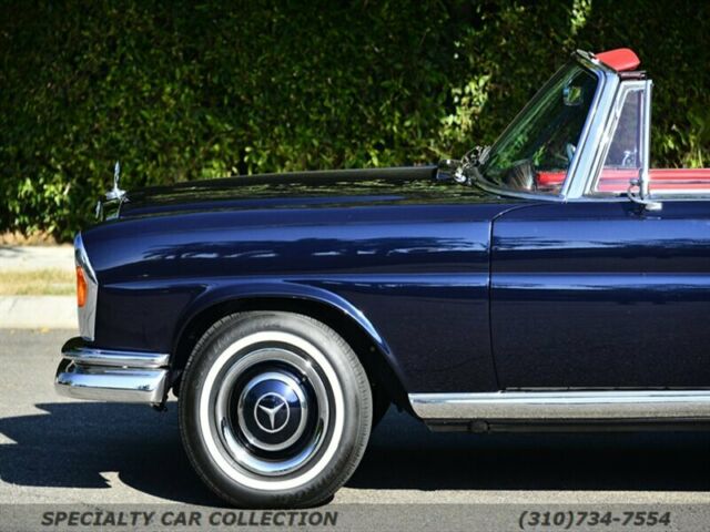 Mercedes-Benz 200-Series 1966 image number 17