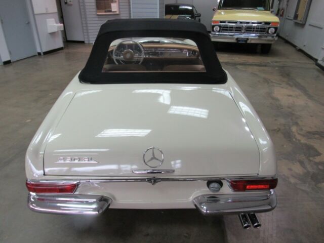 Mercedes-Benz 200-Series 1966 image number 17