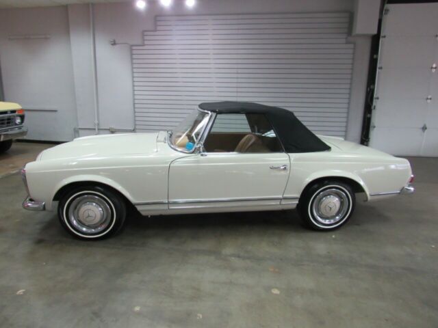 Mercedes-Benz 200-Series 1966 image number 2