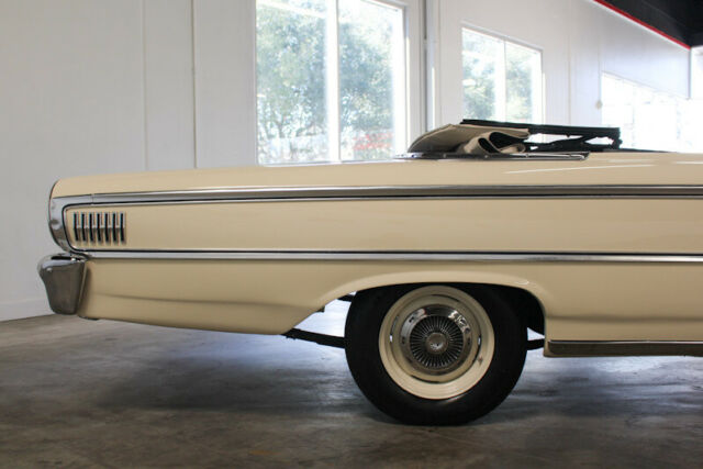 Ford Galaxie 1963 image number 20