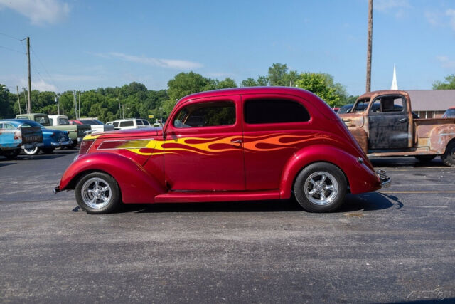 Ford Sedan 1937 image number 1