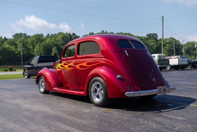 Ford Sedan 1937 image number 2