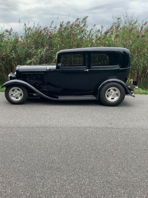 Ford Tudor Sedan 1932 image number 0