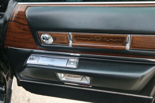 Cadillac Fleetwood 1976 image number 15