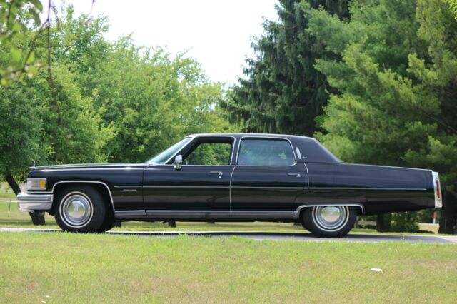 Cadillac Fleetwood 1976 image number 28