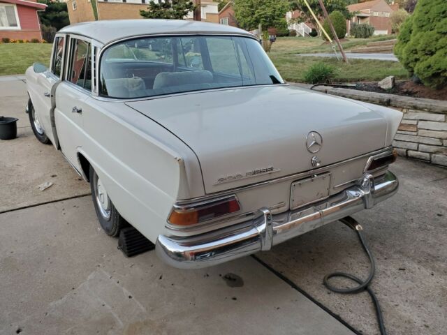 Mercedes-Benz 200-Series 1967 image number 2