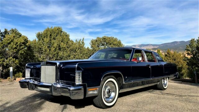 Lincoln Town Car 1977 image number 1