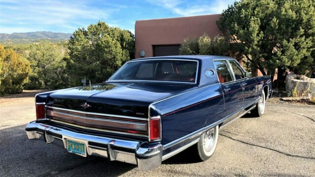 Lincoln Town Car 1977 image number 2