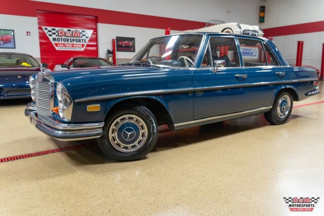 Mercedes-Benz 200-Series 1969 image number 24