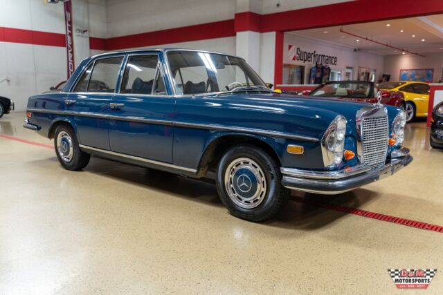 Mercedes-Benz 200-Series 1969 image number 30