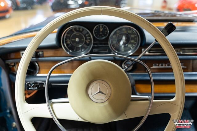 Mercedes-Benz 200-Series 1969 image number 45