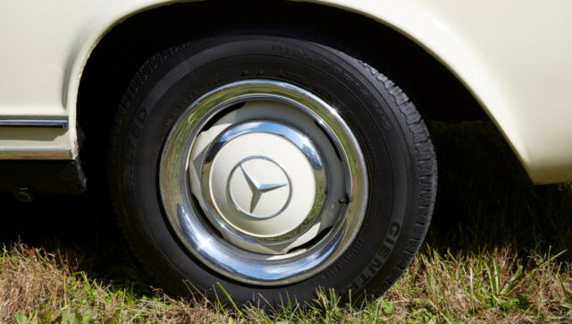 Mercedes-Benz 200-Series 1967 image number 10