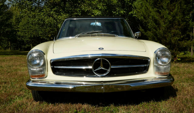 Mercedes-Benz 200-Series 1967 image number 13