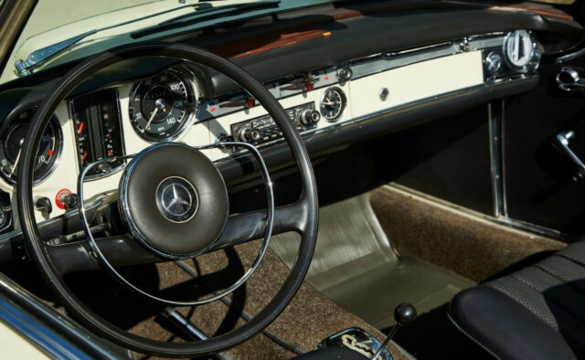 Mercedes-Benz 200-Series 1967 image number 7