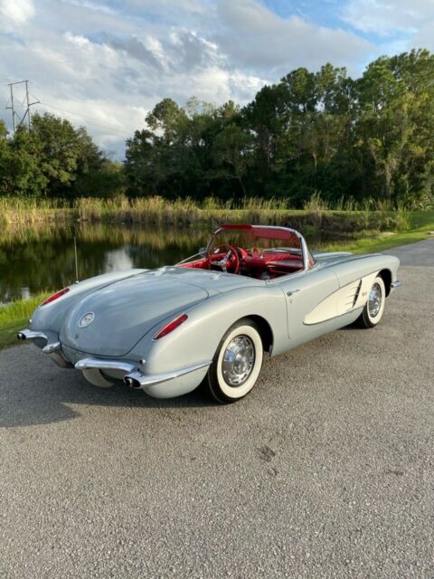 Chevrolet Corvette 1960 image number 24