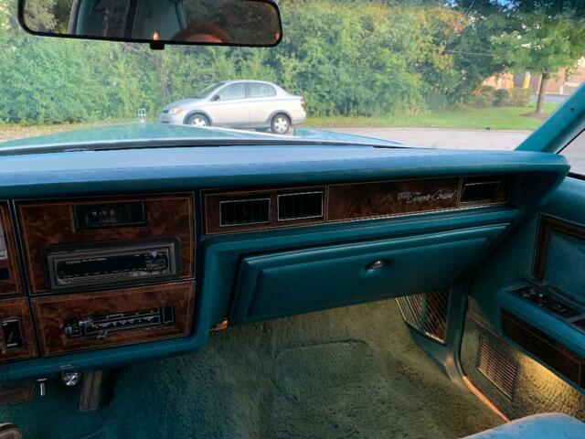 Lincoln Town Car 1979 image number 10