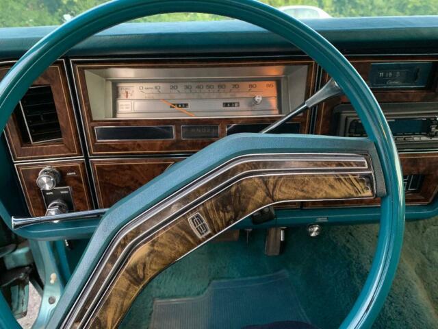 Lincoln Town Car 1979 image number 11