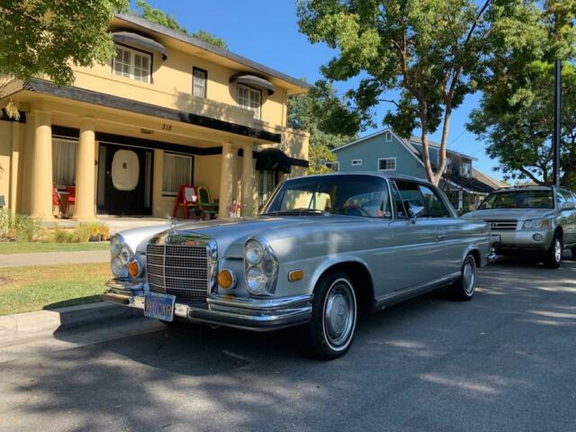 Mercedes-Benz 200-Series 1971 image number 26