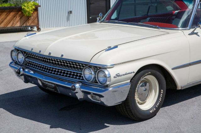 Ford Galaxie 1961 image number 1