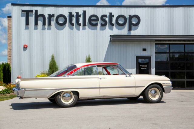 Ford Galaxie 1961 image number 2