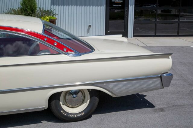 Ford Galaxie 1961 image number 28