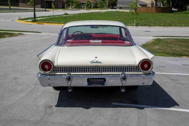 Ford Galaxie 1961 image number 33