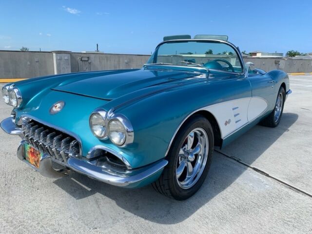 Chevrolet Corvette 1960 image number 2