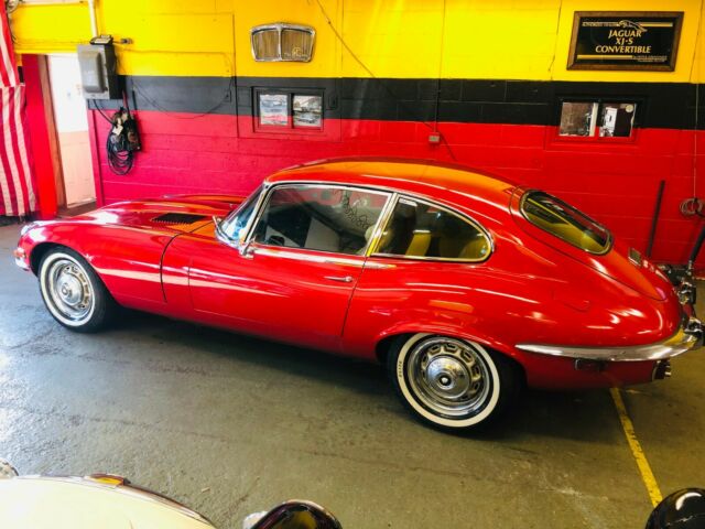 Jaguar E-Type 1971 image number 27