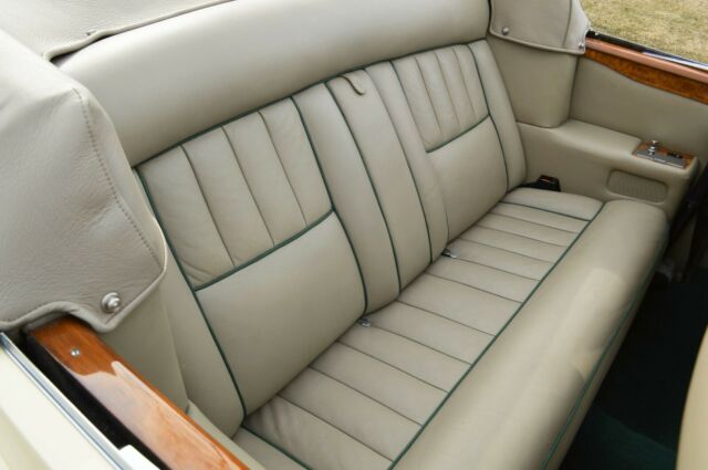 Rolls-Royce Corniche 1972 image number 19