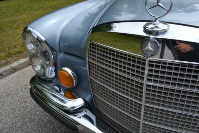 Mercedes-Benz 200-Series 1972 image number 39