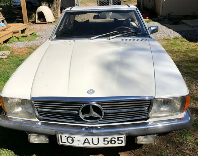 Mercedes-Benz 200-Series 1975 image number 0