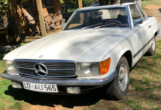 Mercedes-Benz 200-Series 1975 image number 16