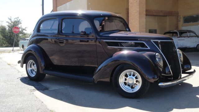 Ford 2 Door Sedan 1937 image number 0