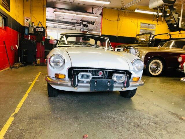 MG MGB 1970 image number 2