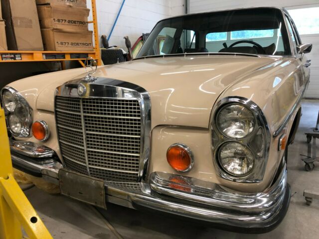 Mercedes-Benz 200-Series 1970 image number 24