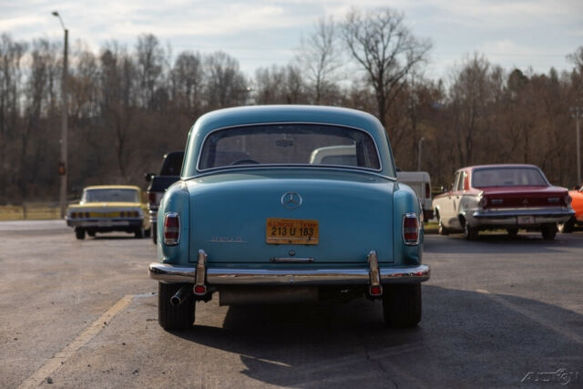 Mercedes-Benz 220S 1959 image number 27