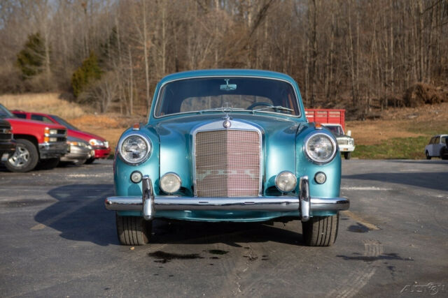 Mercedes-Benz 220S 1959 image number 31