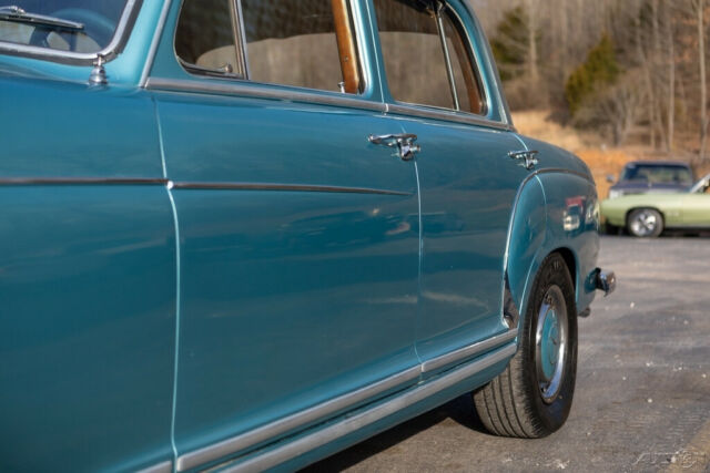 Mercedes-Benz 220S 1959 image number 33