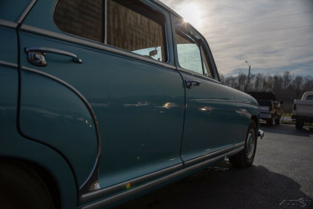 Mercedes-Benz 220S 1959 image number 40