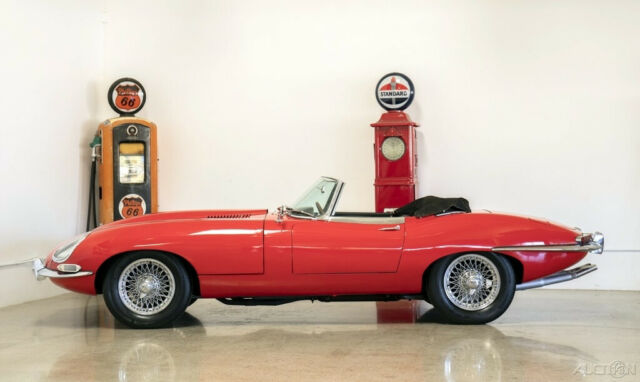 Jaguar E-Type 1966 image number 1