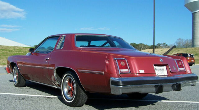 Pontiac Grand Prix 1977 image number 2