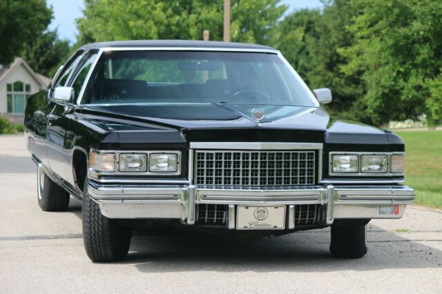 Cadillac Fleetwood 1976 image number 1